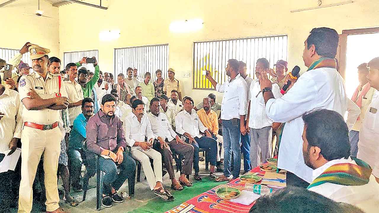 ఎమ్మెల్యే నాగరాజును నిలదీసిన రైతులు