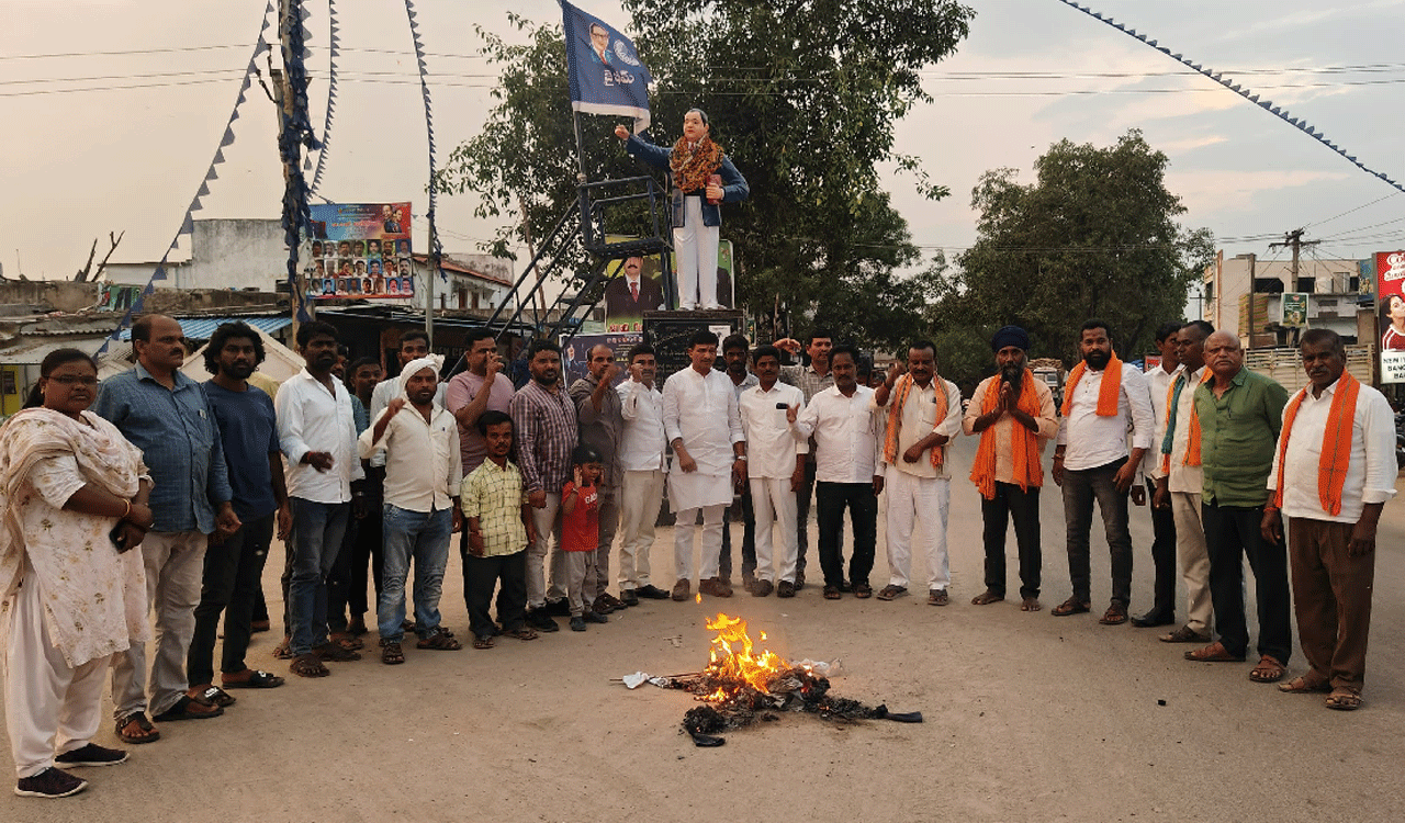  Lingampet | బీజేపీ ఆధ్వర్యంలో లింగంపేట్‌ లో ఉగ్రవాదుల దిష్టిబొమ్మ దహనం