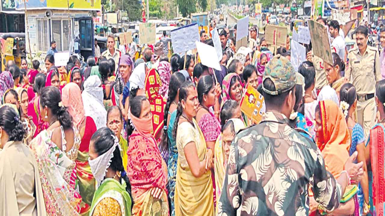 ఉపాధి పని కోసం రోడ్డెకిన కూలీలు