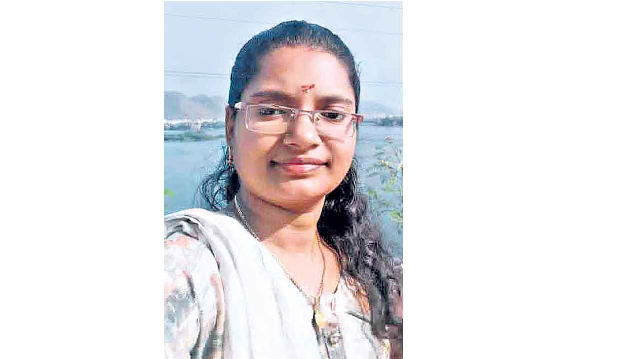 ఉద్యోగం రాలేదని యువతి ఆత్మహత్య