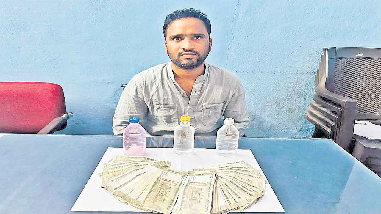 హైడ్రాతో కూల్చేస్తామని లక్ష లంచం