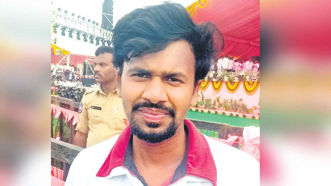 సముదాయిస్తూ..సహాయం చేస్తూ వలంటీర్ల సేవలు అనిర్వచనీయం