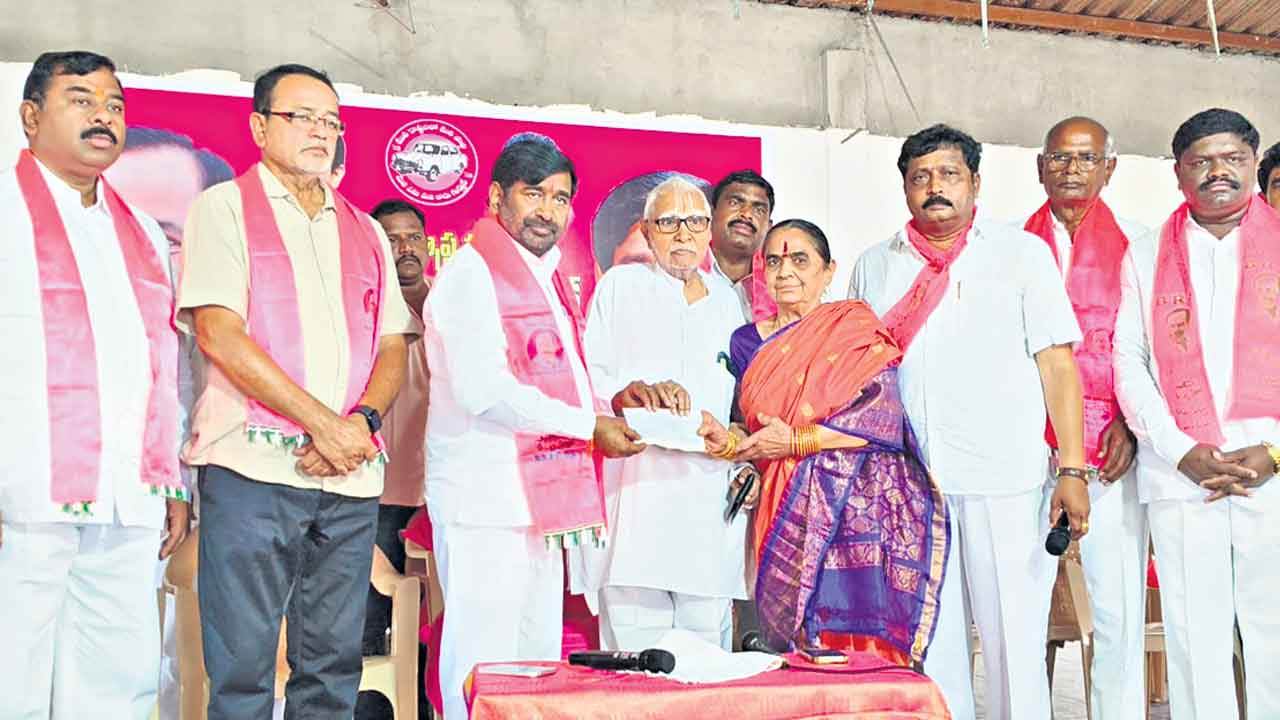 పొలాలు, వడ్ల గింజల్లో కేసీఆర్‌