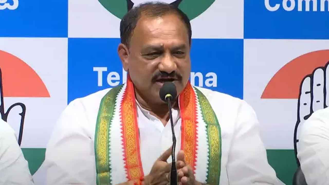 కక్షసాధింపుతోనే కాంగ్రెస్‌ అగ్రనేతలపై కేసులు