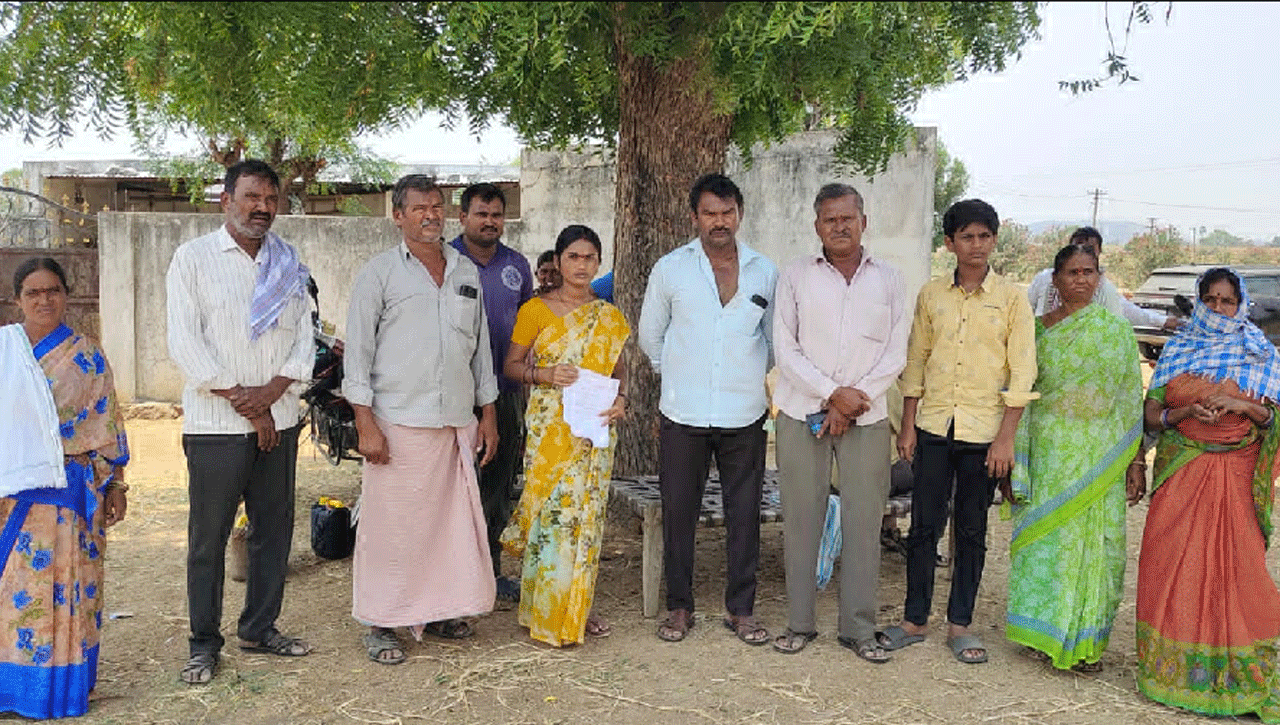 పరిహారం ఇవ్వకుంటే ప్రాణాలు తీసుకుంటామంటున్న భూనిర్వాసిత కుటుంబం