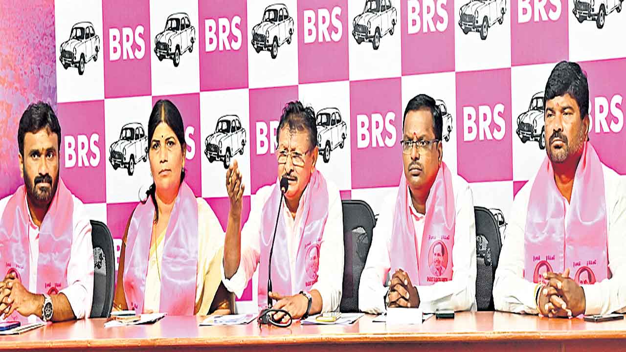 ఫూలే విగ్రహ ఏర్పాటుపై ప్రకటన చేయాలి