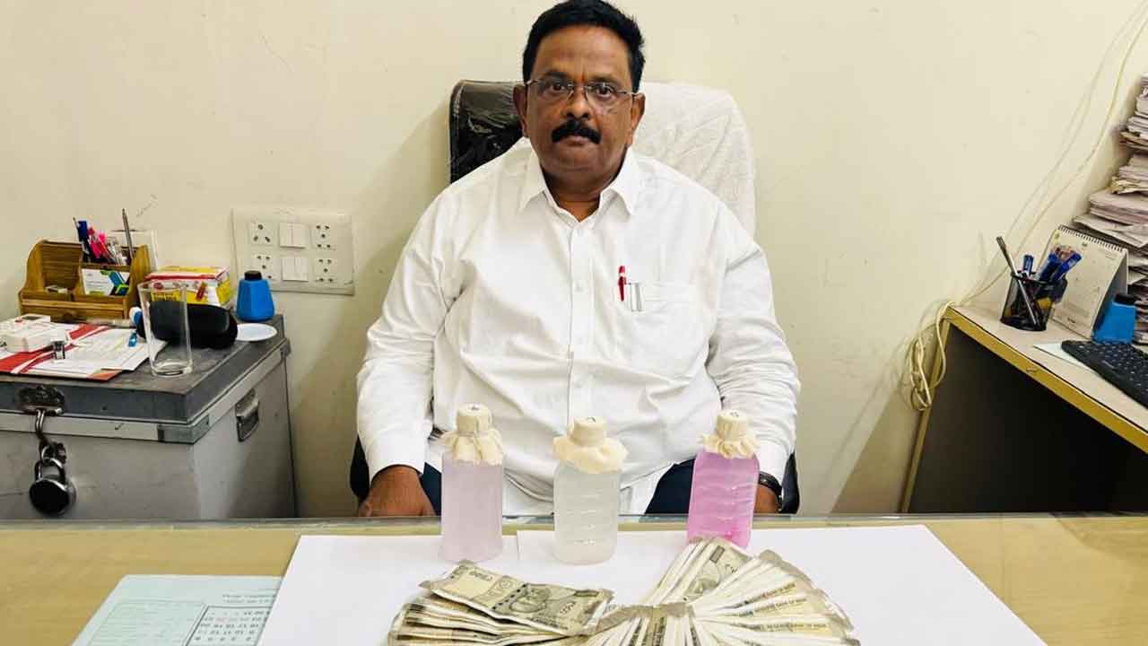 బిల్లుల చెల్లింపునకు 2.2లక్షల లంచం