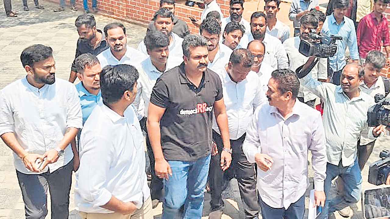 పోలీసుల విచారణకు క్రిశాంక్‌, దిలీప్‌ హాజరు