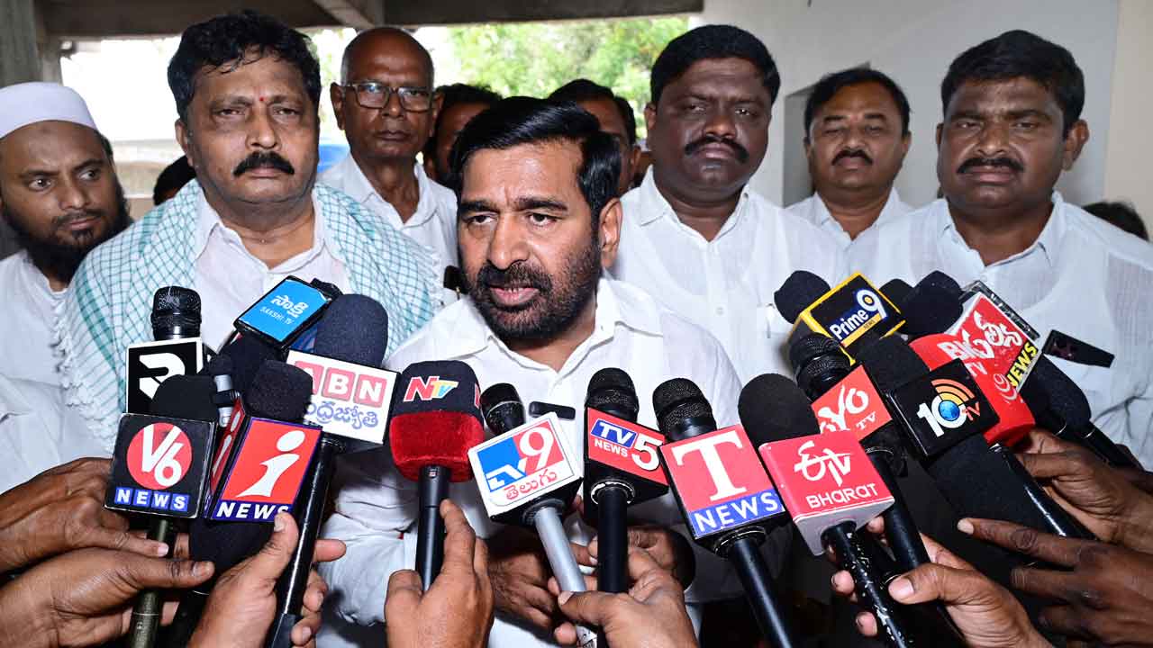 సీఎం రేవంత్‌రెడ్డివన్నీ అబద్ధాలే