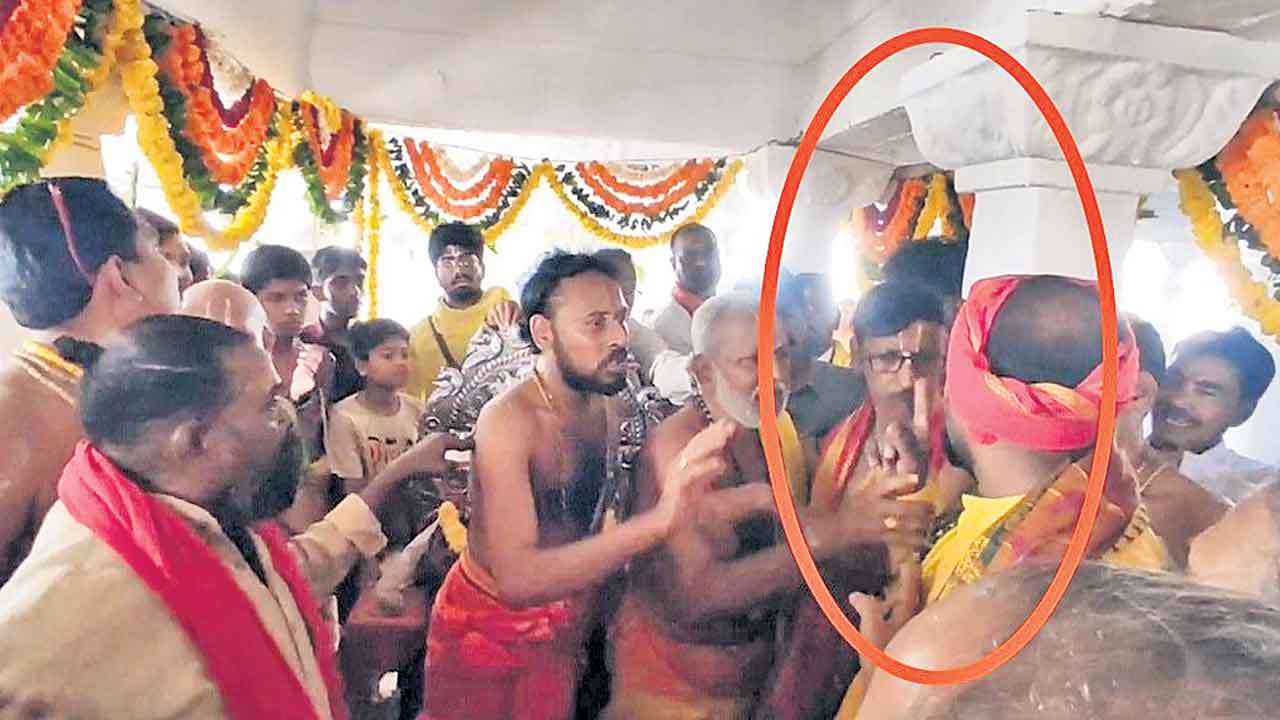 అర్చకుడిపై కాంగ్రెస్‌ కార్పొరేటర్‌ దౌర్జన్యం