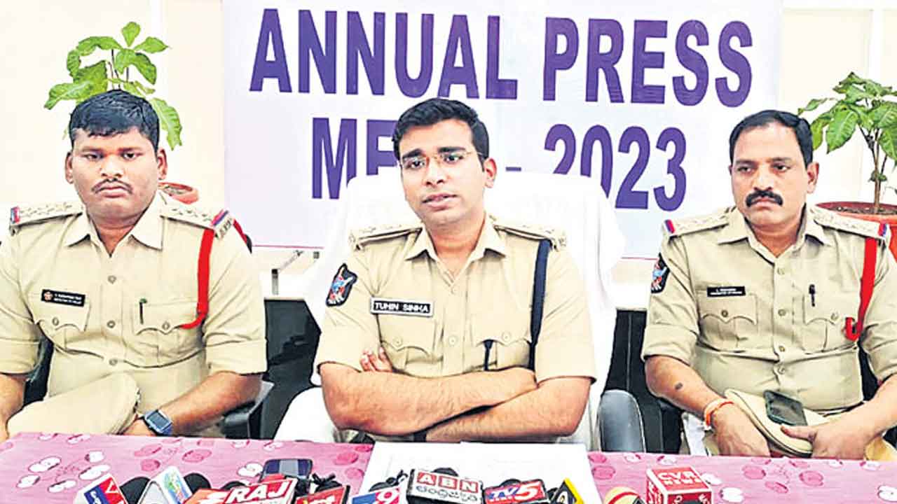 గిరిజన నేతలపై ఉక్కుపాదం!