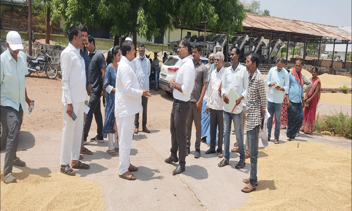 Collector Koya Sriharsha | తూకం చేసిన ధాన్యం వెంటనే మిల్లులకు తరలించాలి.. పెద్దపల్లి కలెక్టర్ కోయ శ్రీహర్ష