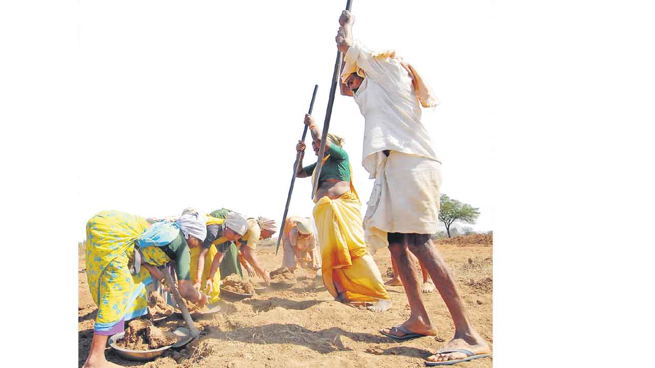 అదనపు కూలీకి ఎగనామం