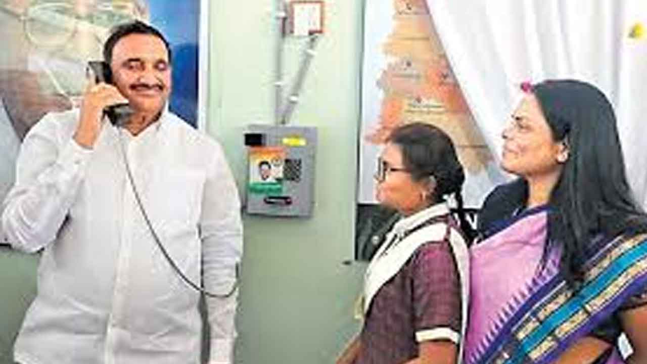 ఎస్సీ గురుకులంలో ‘ఫోన్‌ మిత్ర’