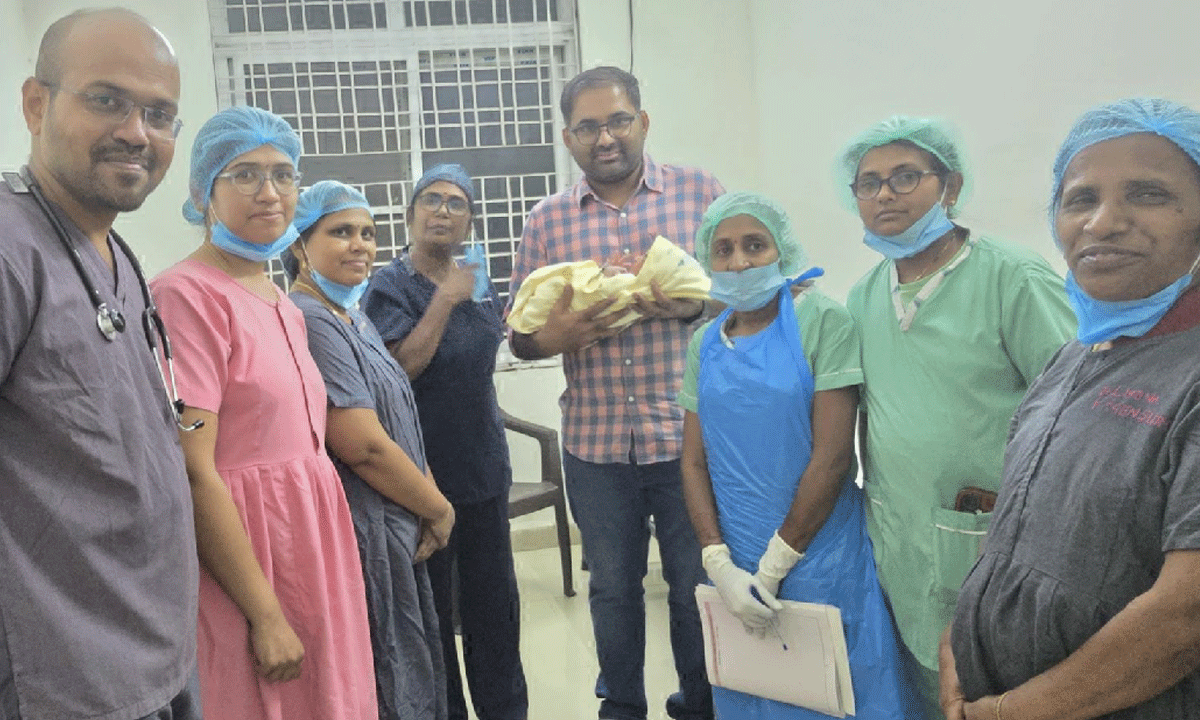 COLLECTOR KOYA SRIHARSHA |  ఖని ధర్మాసుపత్రిలో పెద్దపల్లి కలెక్టర్ సతీమణి ప్రసవం.. ఆయన తీరు అందరికీ ఆదర్శం