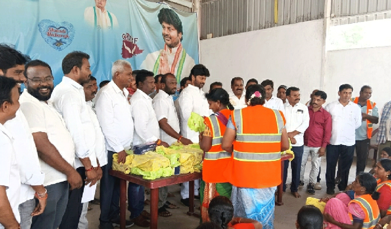 Sanitation workers | రామగుండం బల్దియా పారిశుద్ధ్య కార్మికులకు స్టీల్ వాటర్ బాటిళ్లు అదజేత