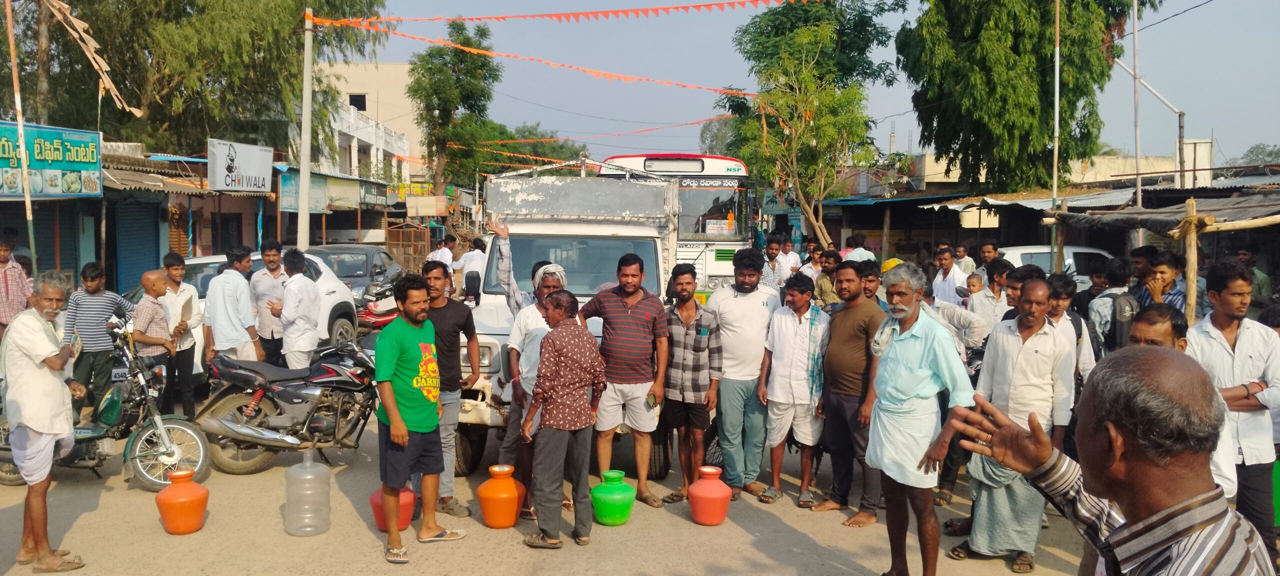 Drinking Water | అధికారుల నిర్లక్ష్యం.. తాగునీటి కోసం రోడ్డెక్కిన గ్రామస్తులు