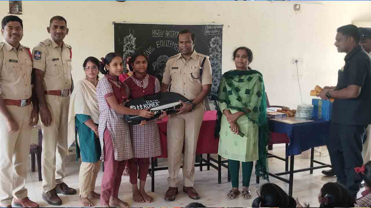 ACP Purushottam Reddy | పిల్లలు చదువుతోపాటు ఆటల్లో పాల్గొనాలి : ఏసీపీ పురుషోత్తం రెడ్డి