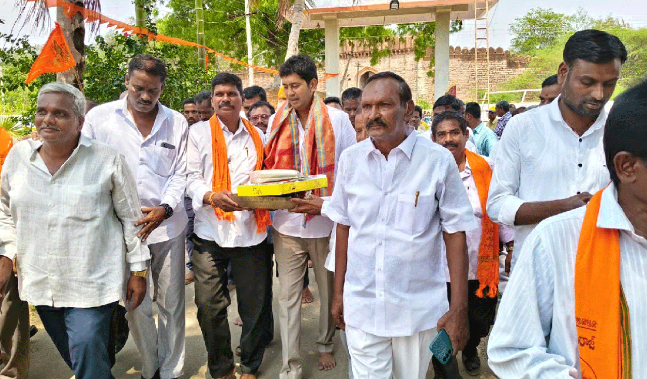 NIZAMABAD | పెద్దమ్మతల్లి కల్యాణానికి పట్టు వస్త్రాల సమర్పణ