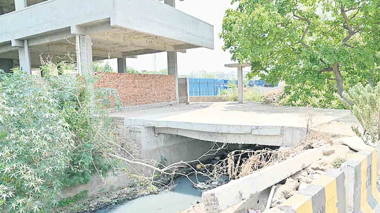 రాంచెరువు మత్తడి కాలువపై స్లాబులు