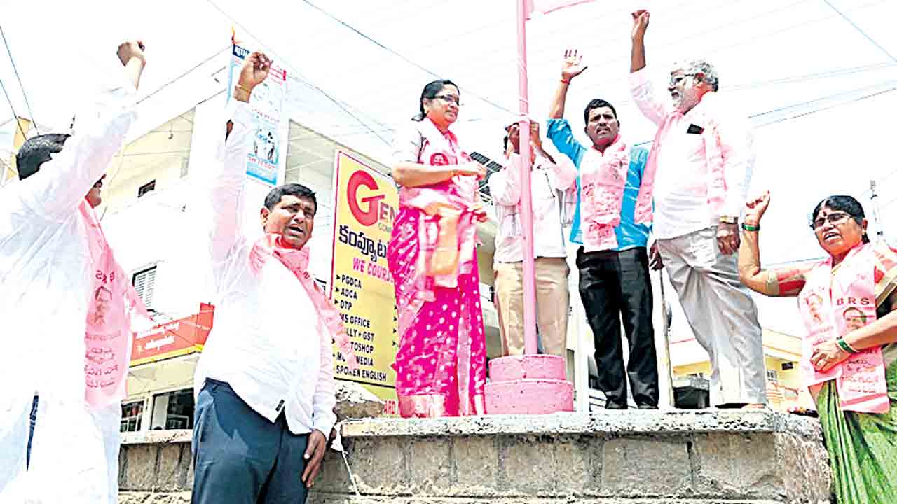 బండెనక బండి కదిలె..