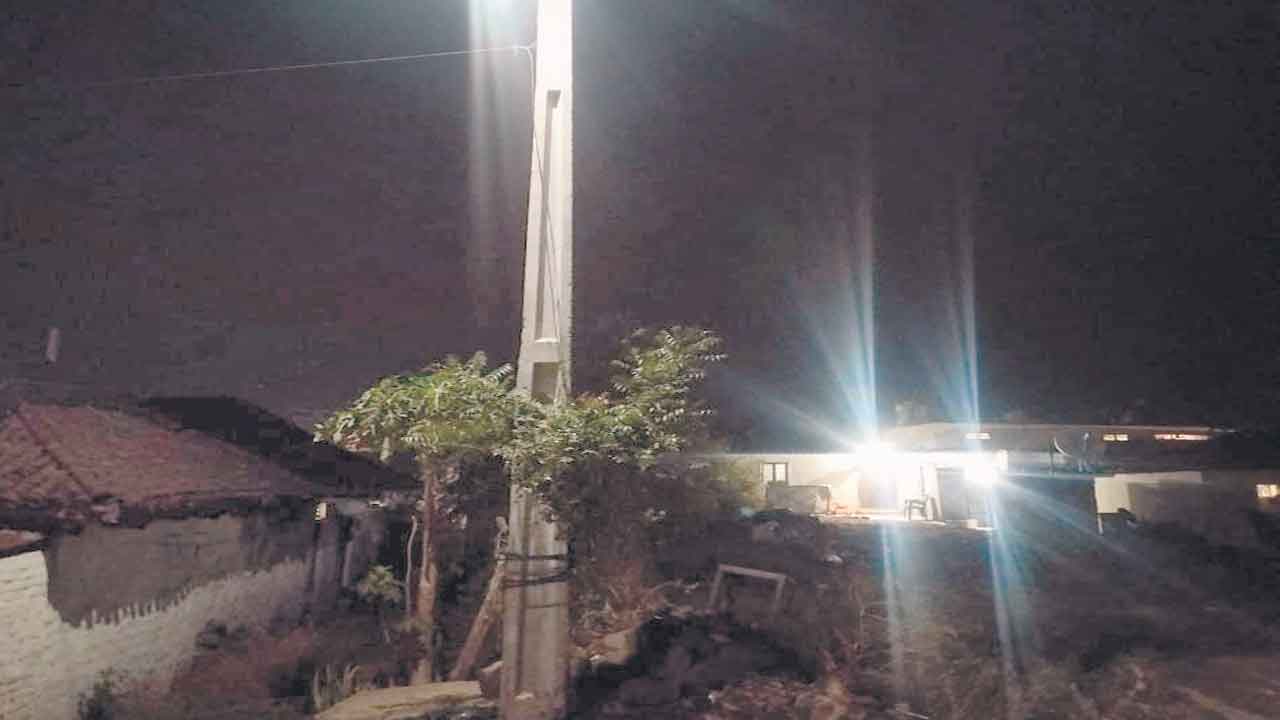 అంధకారంలో పల్లెలు