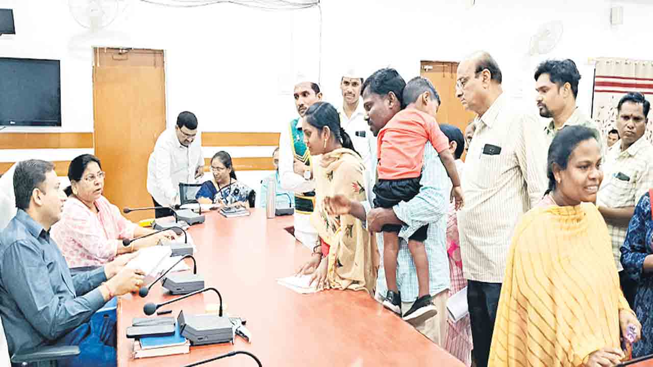 ప్రజావాణికి 111 దరఖాస్తులు