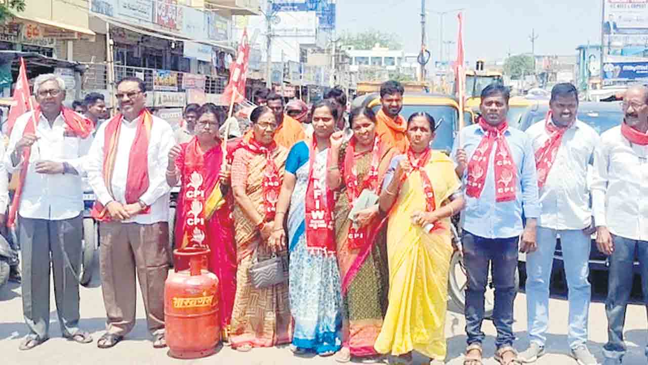 గ్యాస్‌ ధర పెంపుపై ఫైర్‌