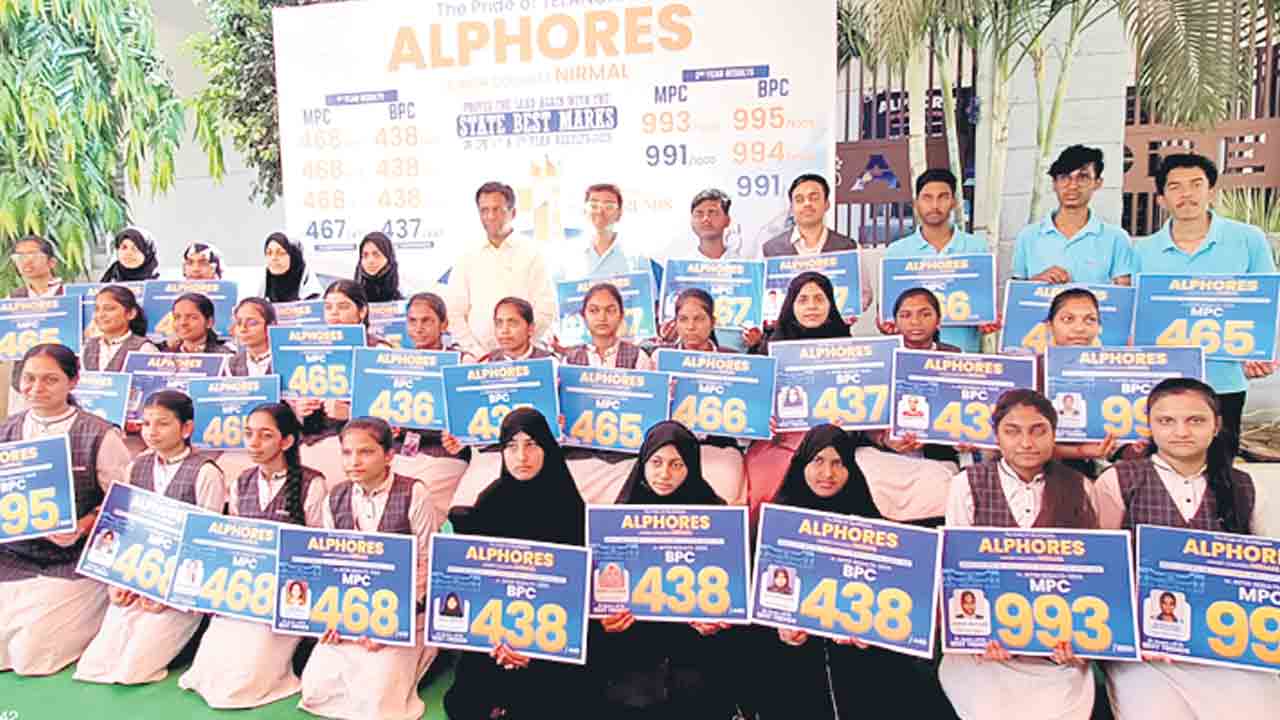 హైదరాబాద్‌కు దీటుగా విద్యను అందిస్తున్నాం..