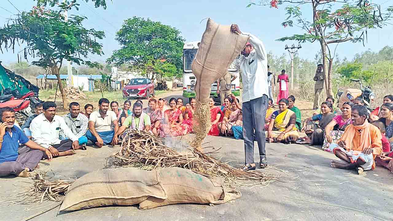 కడుపు మండి.. ధాన్యం తగలబెట్టి