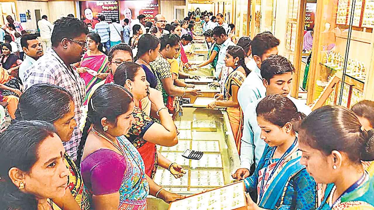 Gold | అక్షయ తృతీయ ఆఫర్లు.. నగల కొనుగోళ్లపై కస్టమర్లకు ఇస్తున్న జ్యువెల్లర్స్‌