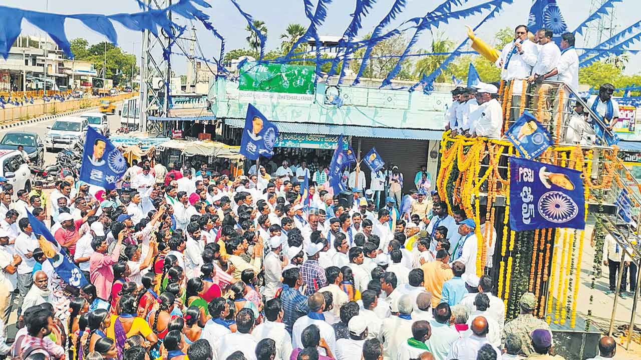 నిర్బంధం మధ్య అంబేద్కర్‌ విగ్రహావిష్కరణ