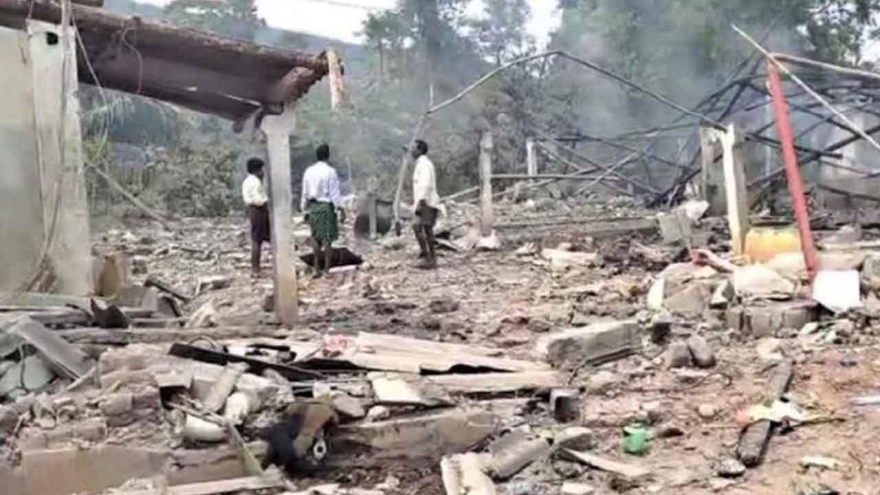 పటాకుల ప్రమాదంలో 8 మంది మృతి