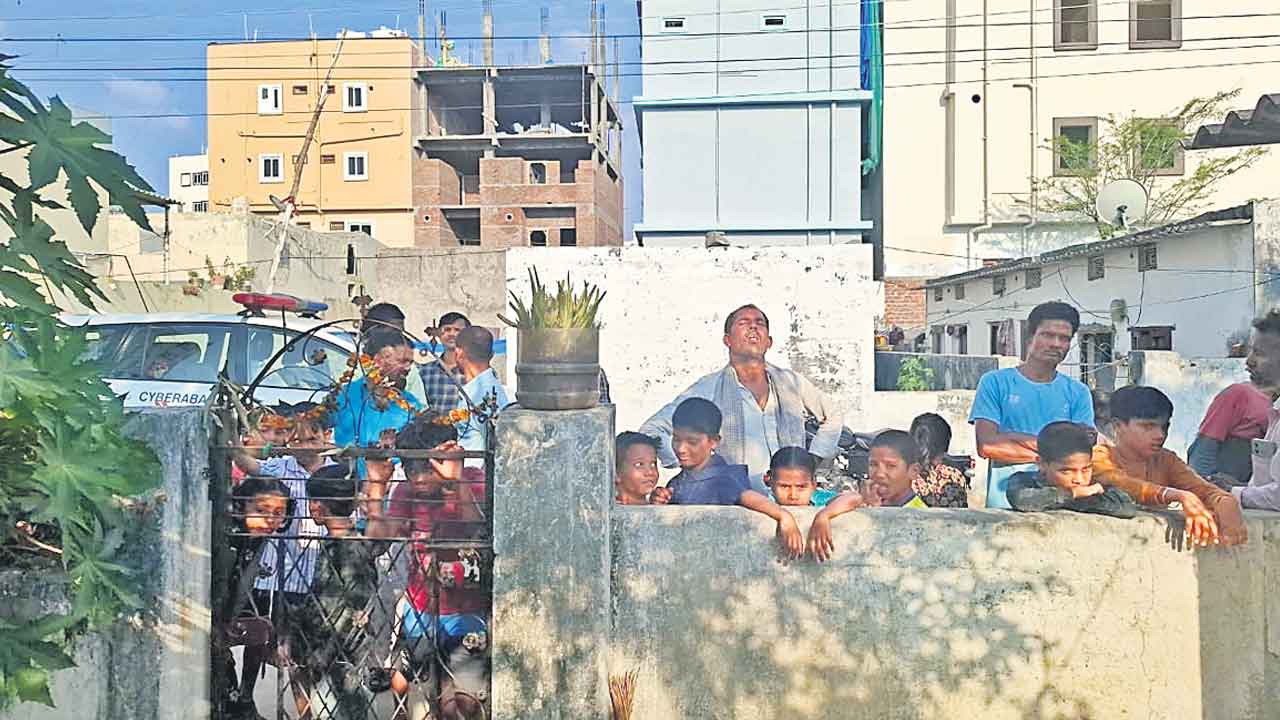 HCU | వనం వదిలి జనంలోకి.. హెచ్‌సీయూలో బుల్డోజర్లతో బెదిరిన జీవాలు