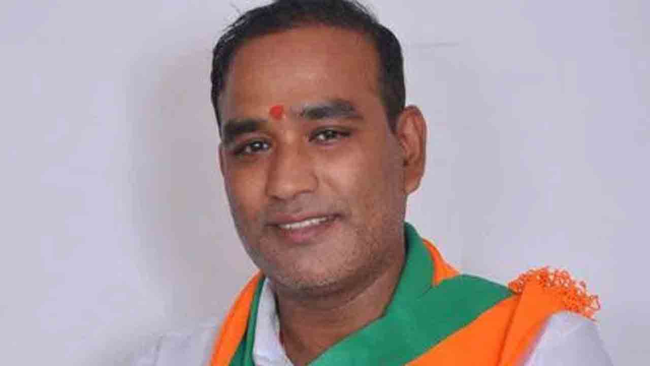 ప్రభుత్వ ఉద్యోగిపై బీజేపీ కార్పొరేటర్‌ దాడి