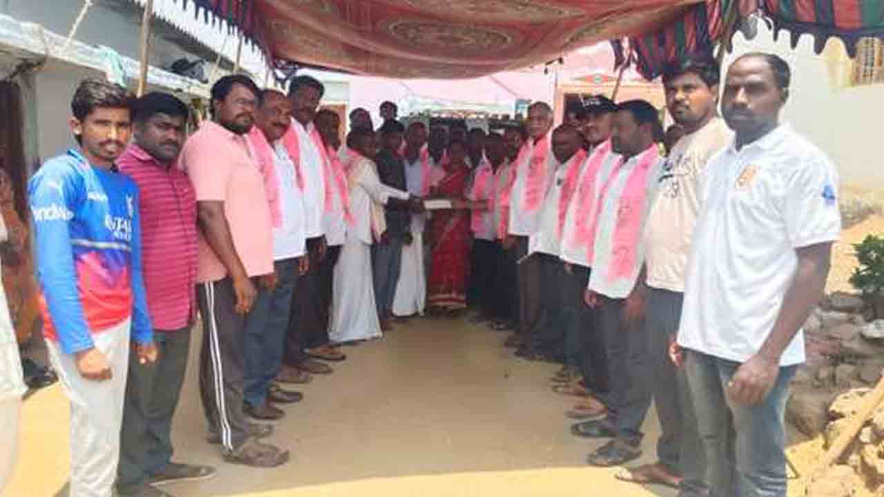 BRS | బీఆర్‌ఎస్‌ కార్యకర్త కుటుంబానికి రూ. 2 లక్షల బీమా చెక్‌ అందజేత