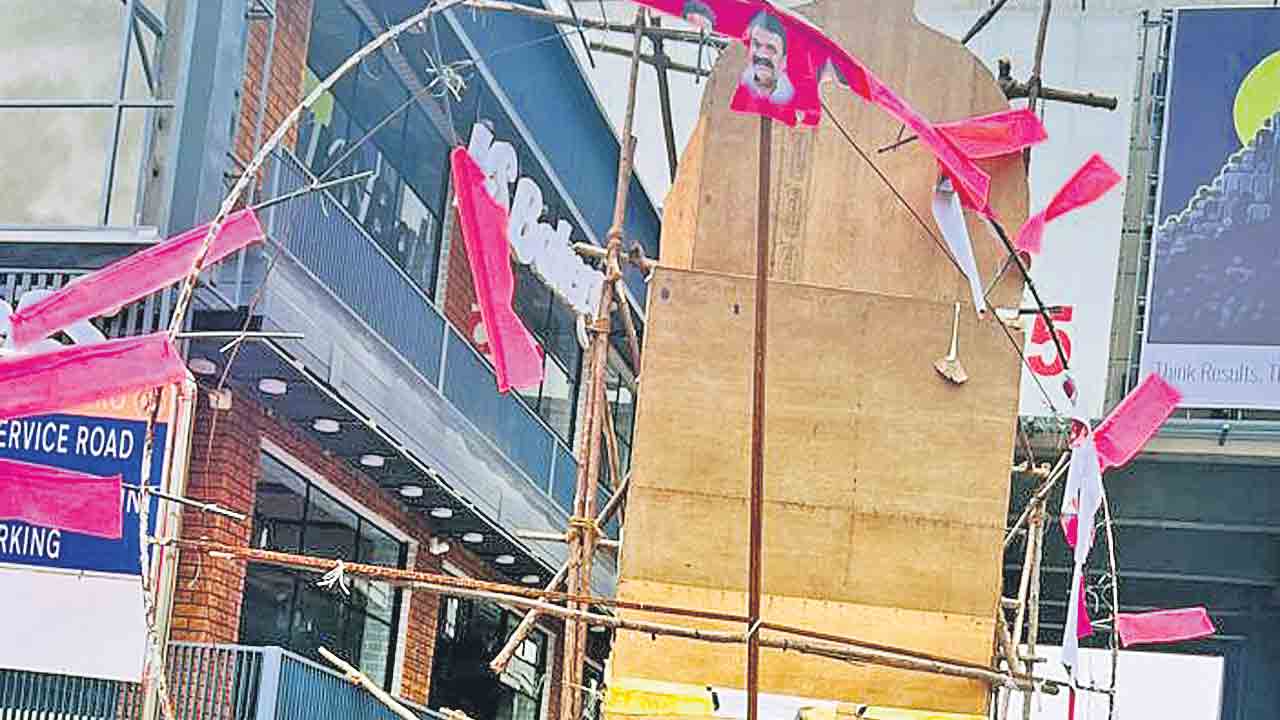 బీఆర్‌ఎస్‌ ప్లెక్సీలను చించేసిన కాంగ్రెస్‌