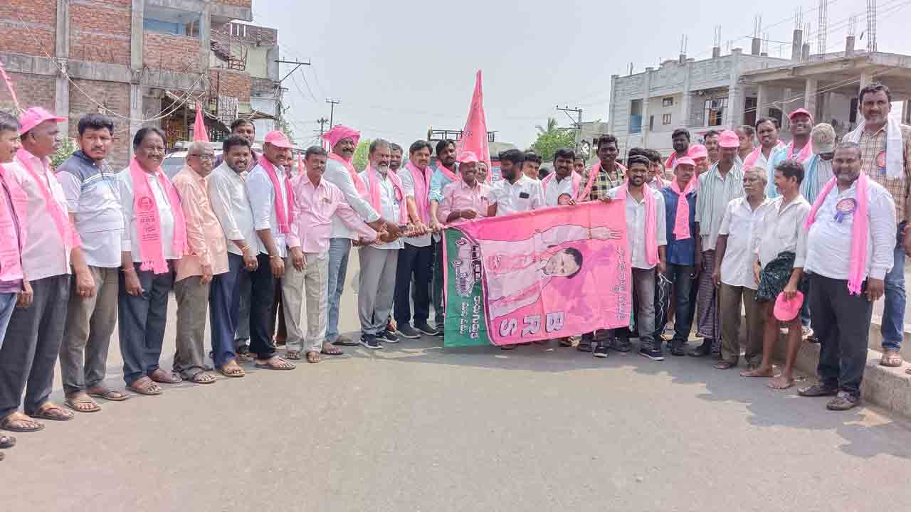 BRS Rajathotsava Sabha | ఘనంగా బీఆర్ఎస్ ఆవిర్భావ దినోత్సవ వేడుకలు.. రజతోత్సవ సభకు భారీగా తరలిన గులాబీ సైన్యం