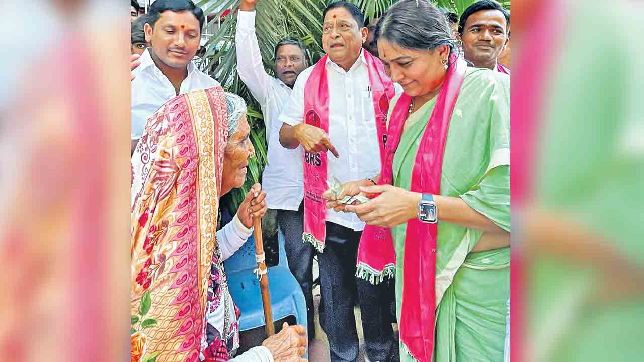 పెన్షన్‌ డబ్బు నుంచి బీఆర్‌ఎస్‌కు విరాళం