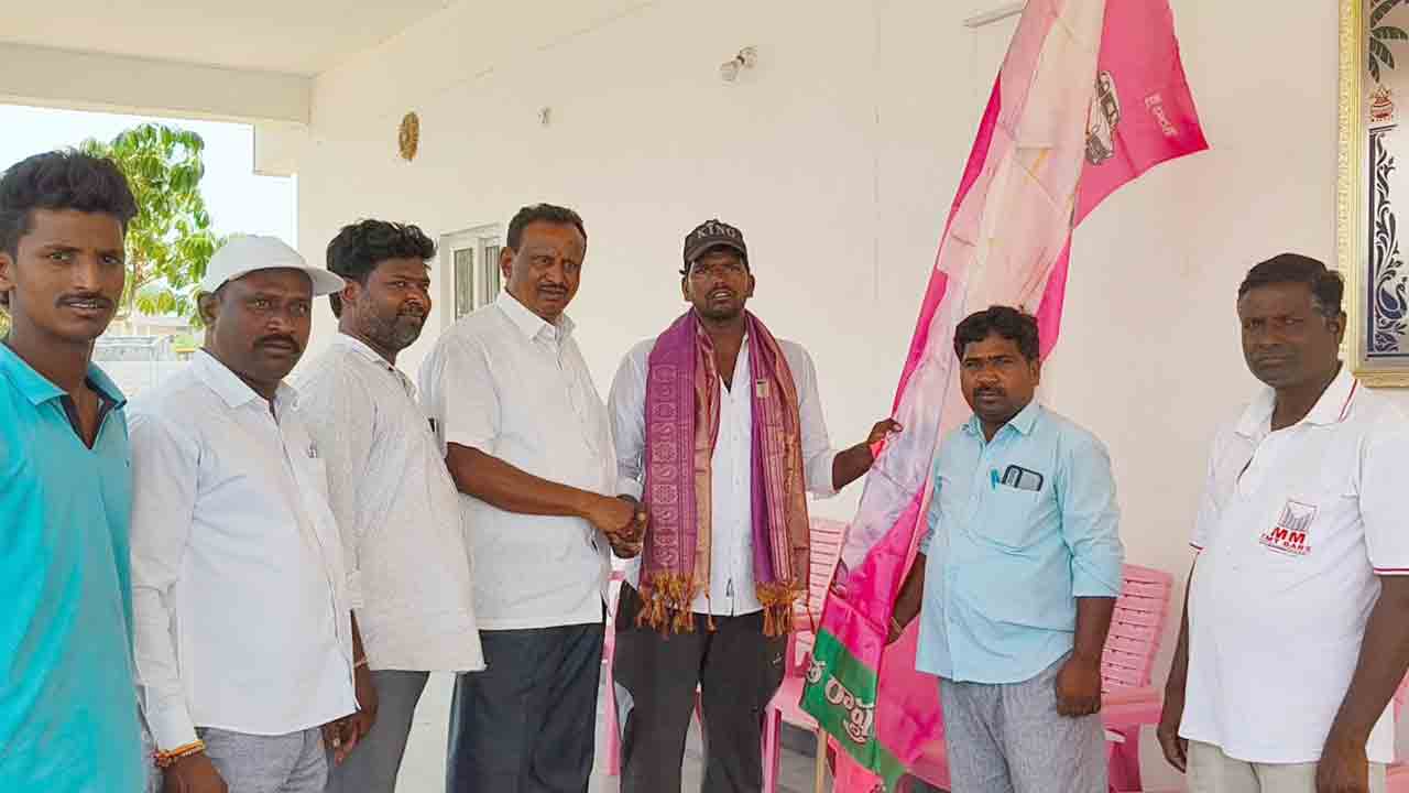 Padayatra | రజతోత్సవ మహాసభకు పాదయాత్రగా యువకుడు.. మెదక్‌లో బీఆర్‌ఎస్‌ నాయకుల సన్మానం