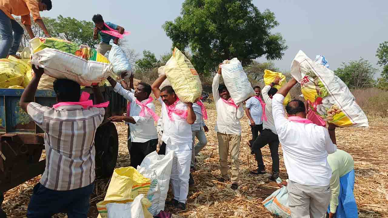 BRS leaders | బీఆర్‌ఎస్‌ రజతోత్సవ సభ కోసం.. కూలీలుగా మారిన గులాబీ సైన్యం