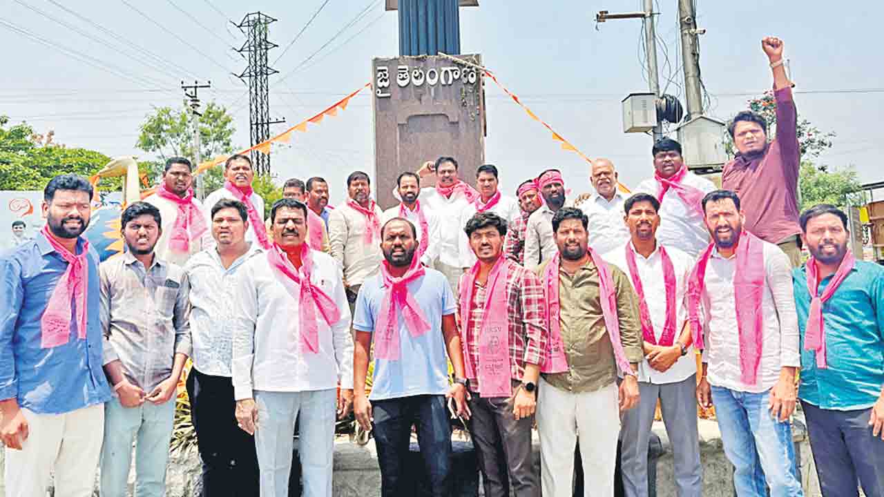 జబ్బకు సంది.. చేతిలో గులాబీ జెండా..