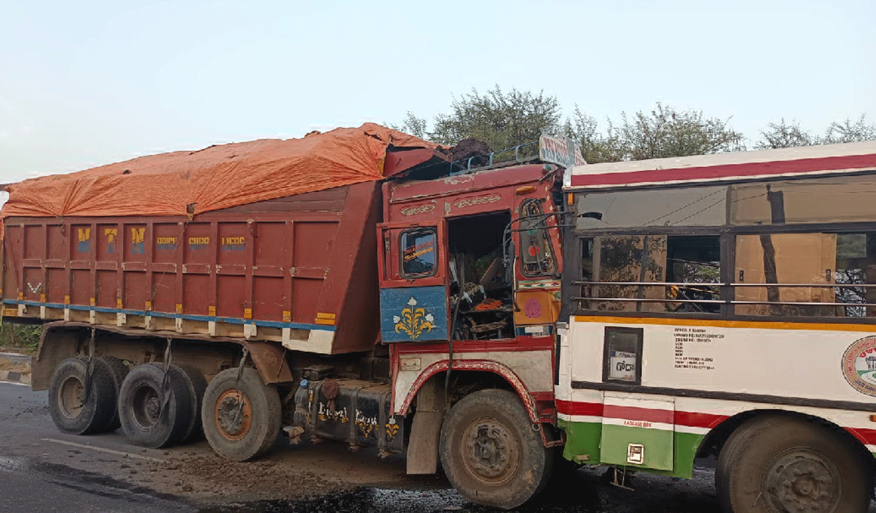 ACCIDENT | పెద్దపల్లి రాజీవ్ రహదారిపై బస్సు లారీ ఢీ.. ఐదుగురి పరిస్థితి విషమం
