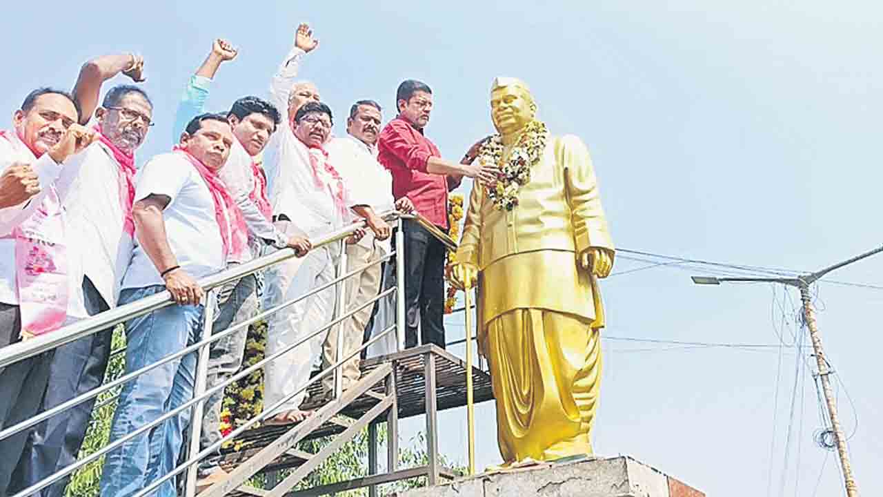 మహనీయుల విగ్రహాలను అపహాస్యం చేస్తరా?