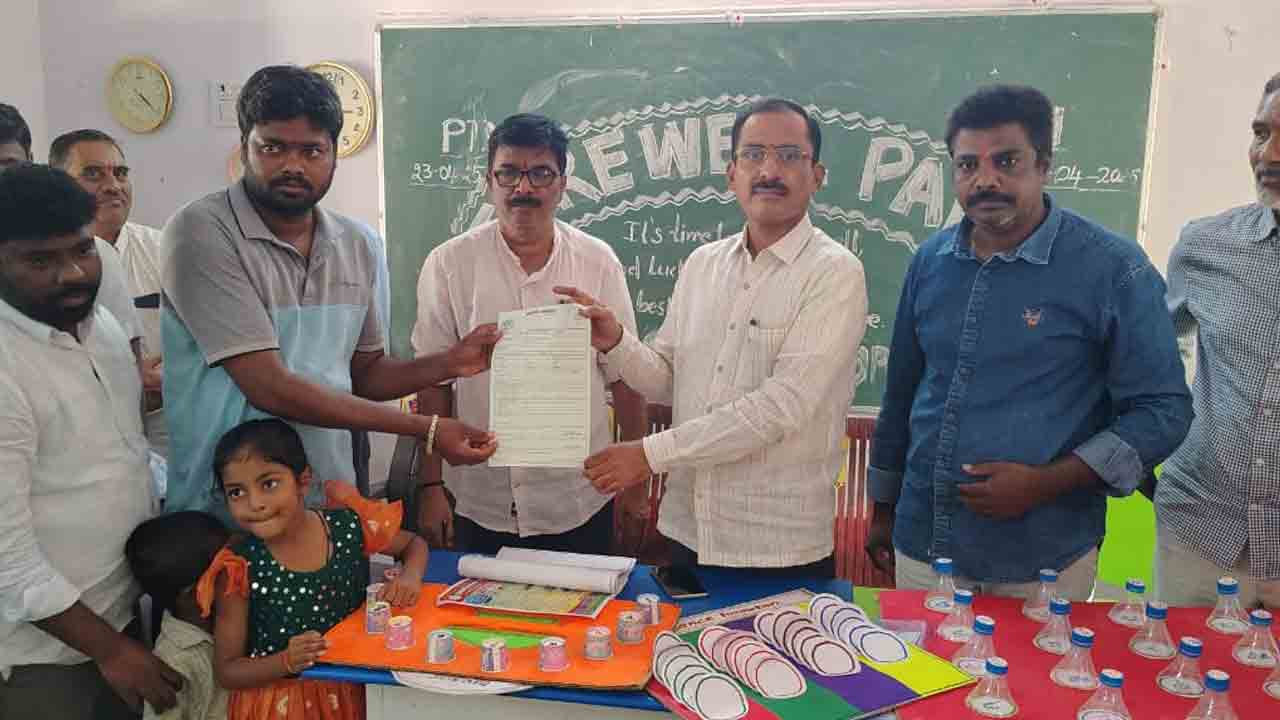 Badi Bata Programme | ప్రైవేటు విద్యాసంస్థలకు వెళ్లి డబ్బులను వృథా చేయొద్దు.. తల్లిదండ్రులతో డీఈవో శ్రీనివాస్‌రెడ్డి