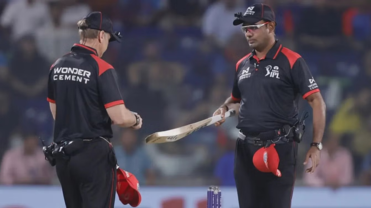 IPL 2025 | బ్యాట్లను పరిశీలిస్తున్న అంపైర్లు..! ఐపీఎల్‌లో రూల్‌ని బీసీసీఐ అందుకు అమలు చేస్తోంది..?