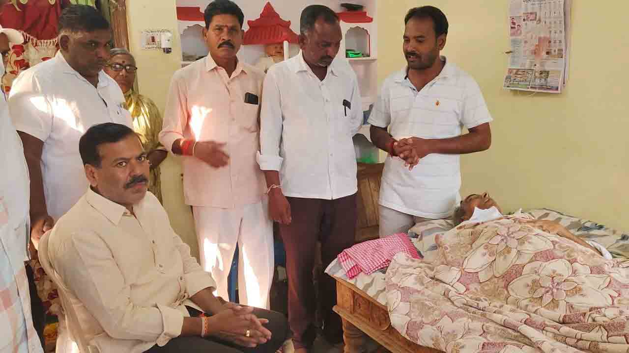 Ex MLA Beeram Harshavardhan Reddy | జర్నలిస్ట్ కుటుంబానికి మాజీ ఎమ్మెల్యే బీరం హర్షవర్ధన్ రెడ్డి పరామర్శ