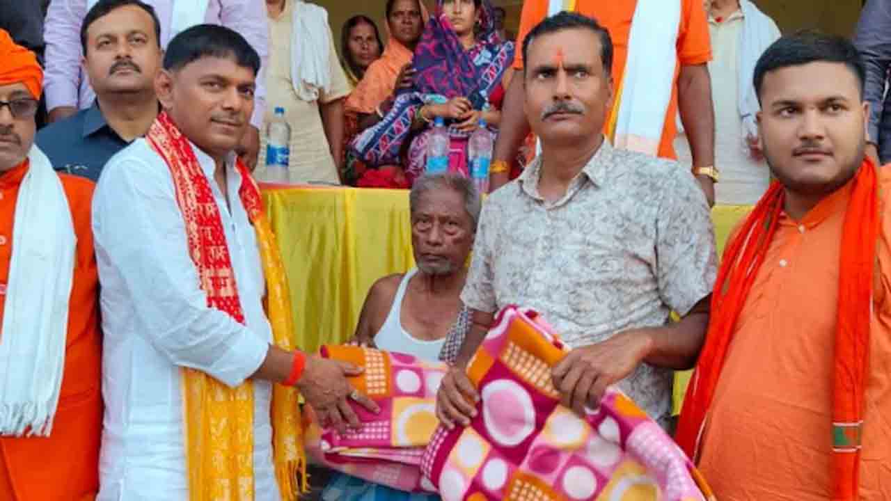 Minister Distributes Blankets | మండే ఎండాకాలంలో.. చలి దుప్పట్లు పంపిణీ చేసిన   మంత్రి