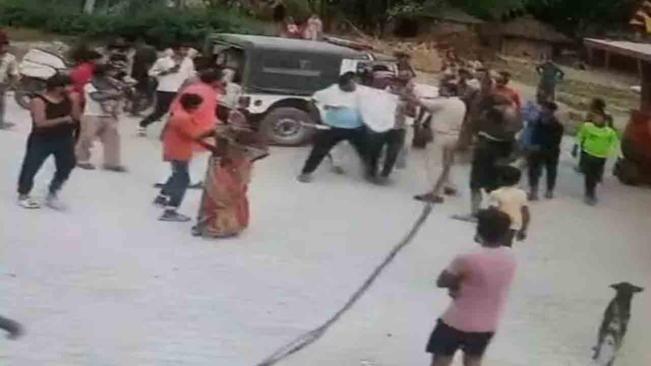 Bihar Villagers Attack Cops | అరెస్ట్‌ కోసం వెళ్లిన పోలీసులపై గ్రామస్తులు దాడి.. వీడియో   వైరల్‌