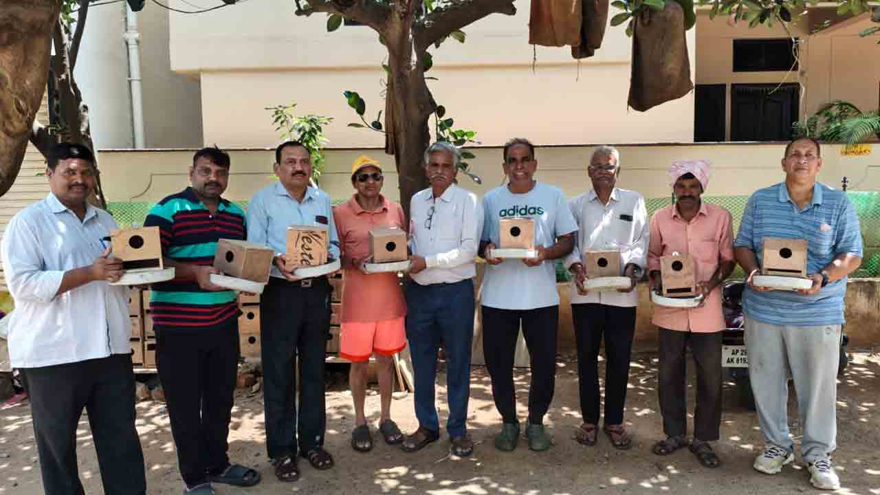 Bird Nests | పర్యావరణ పరిరక్షణ కోసం.. ఉచితంగా పక్షి గూళ్లు, నీళ్ల తొట్టెలు పంపిణీ